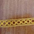 Dentelle fine crochetee ocre 1