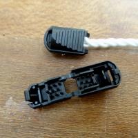 Arret de cordon en plastique noir 1
