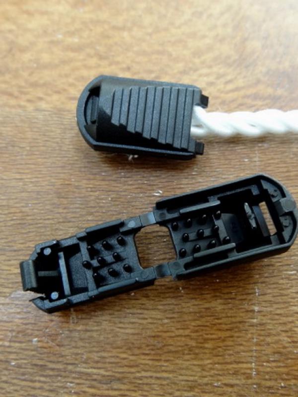 Arret de cordon en plastique noir 1 