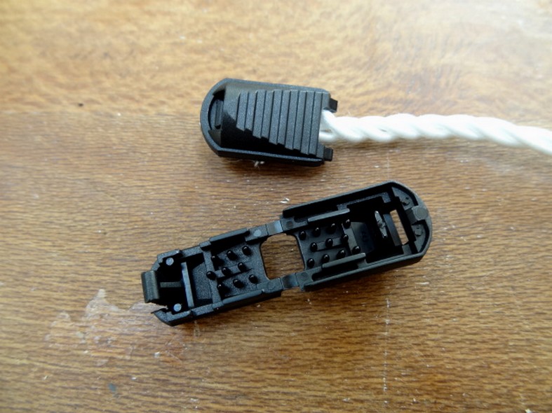 Arret de cordon en plastique noir 1