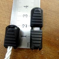 Arret de cordon en plastique noir 2