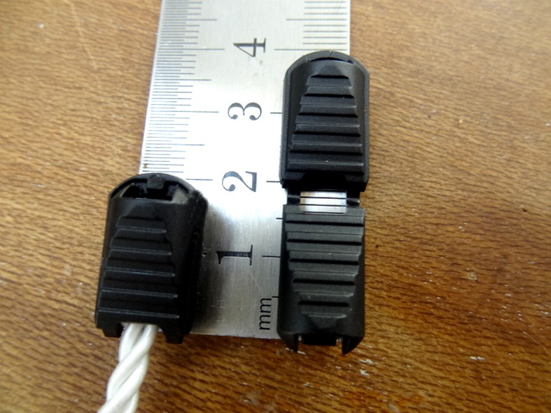 Arret de cordon en plastique noir 2