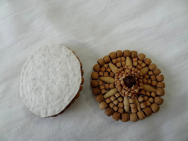 Badge ou broche a coudre bois exotique 1
