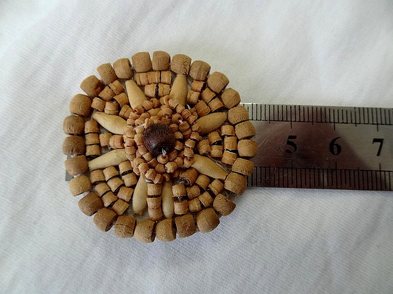 Badge ou broche a coudre bois exotique 2