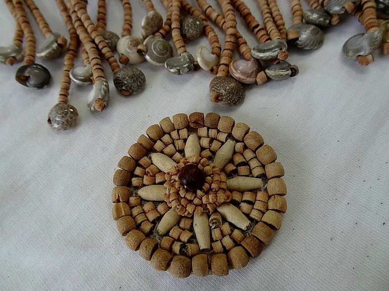 Badge ou broche a coudre bois exotique 3