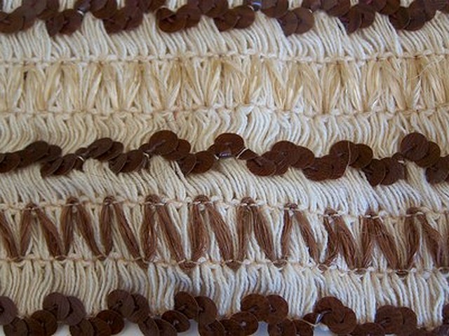 Bande elastique fronce ecrue a sequins et raphia 4