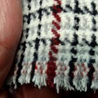 Beau lainage a carreaux fond blanc casse 1