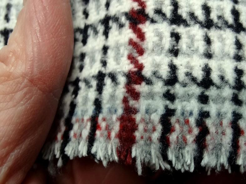 Beau lainage a carreaux fond blanc casse 1