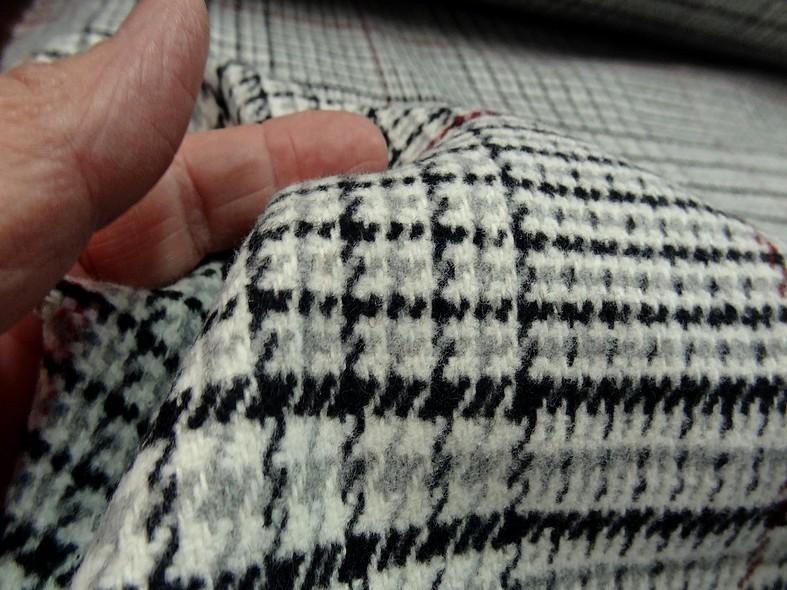 Beau lainage a carreaux fond blanc casse 3