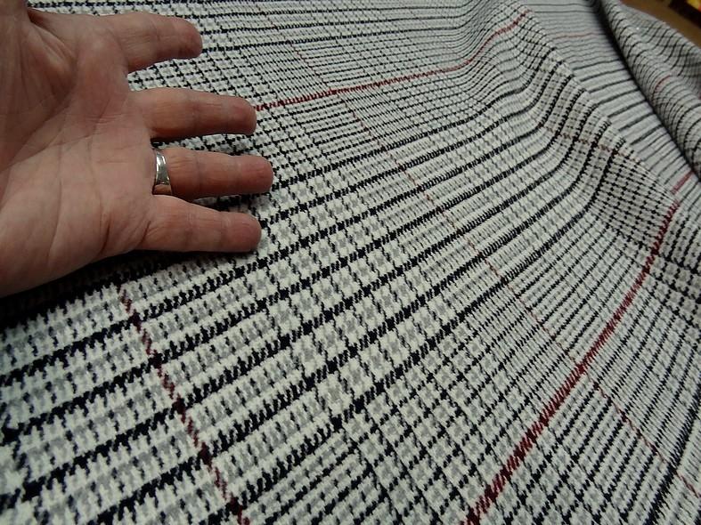 Beau lainage a carreaux fond blanc casse 6