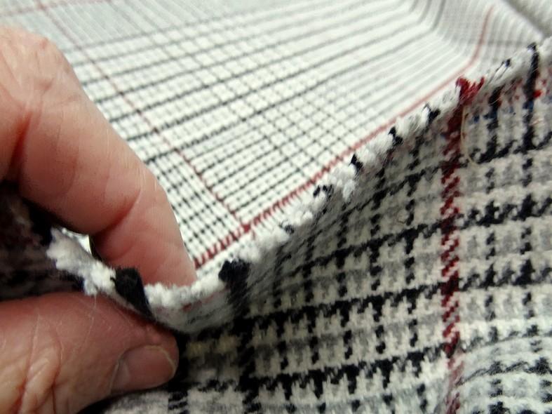 Beau lainage a carreaux fond blanc casse 7