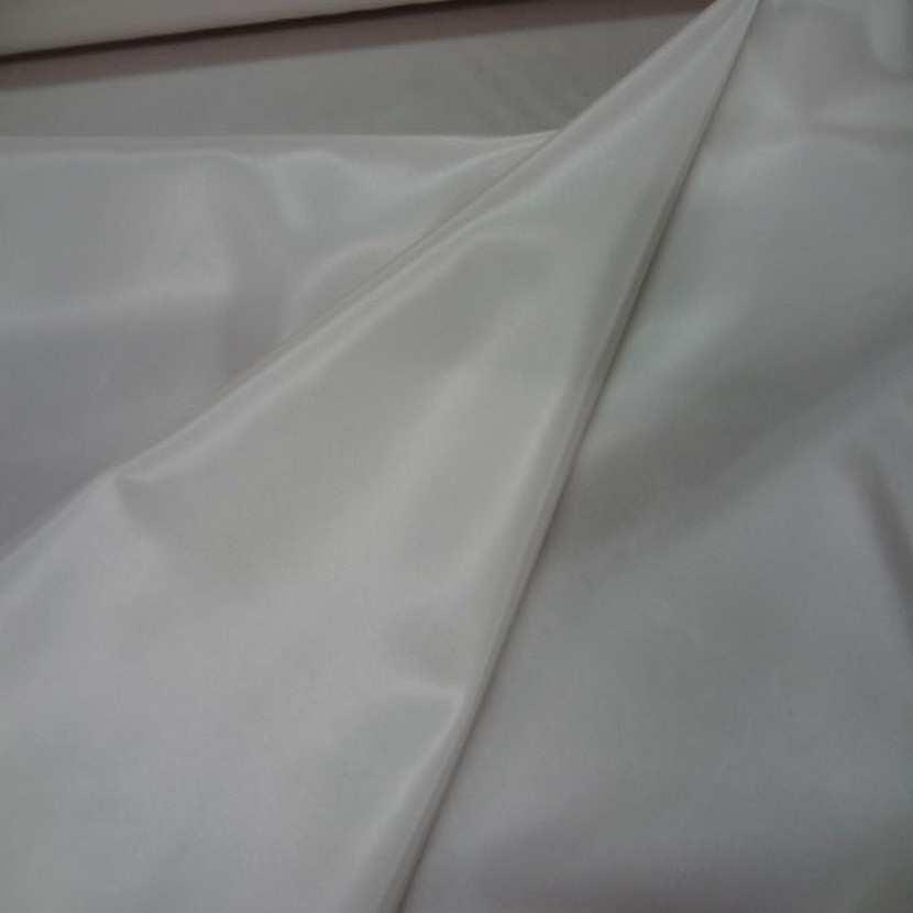Beau taffetas polyester souple blanc casse9