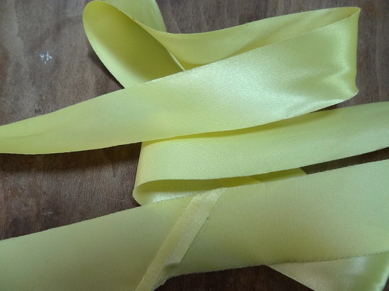 Biais a plat satin jaune souffre 1