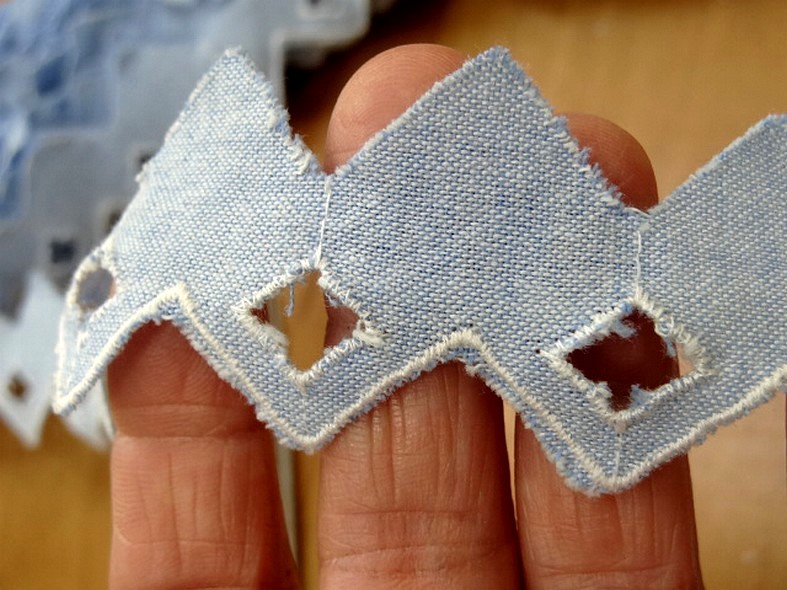 Bordure a coudre bleu chambray brode zig zag 1
