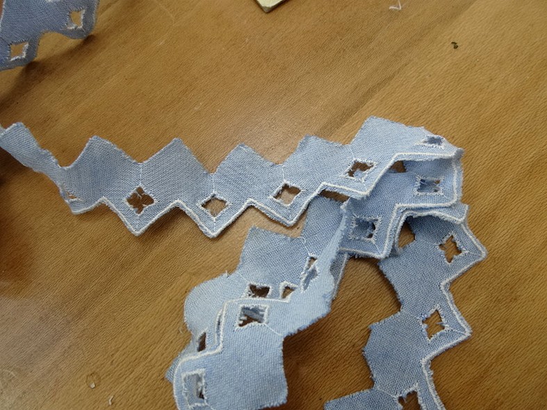 Bordure a coudre bleu chambray brode zig zag 4