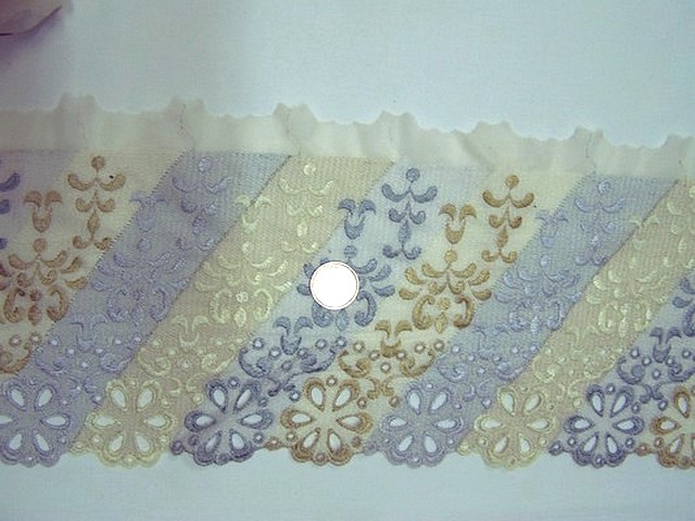 Bordure brodee creme lavande en diagonale 1