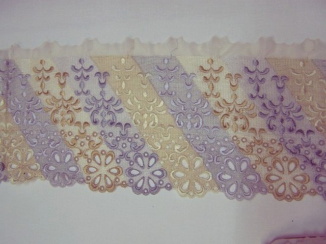 Bordure brodee creme lavande en diagonale 2