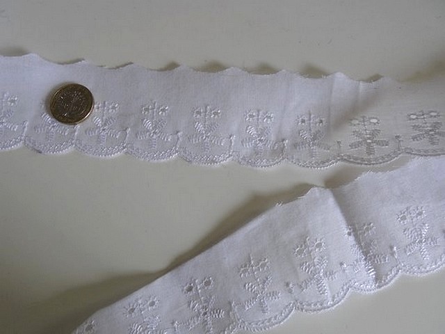 Bordure coton blanc brodee comptine 1 