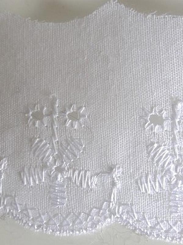 Bordure coton blanc brodée comptine 3
