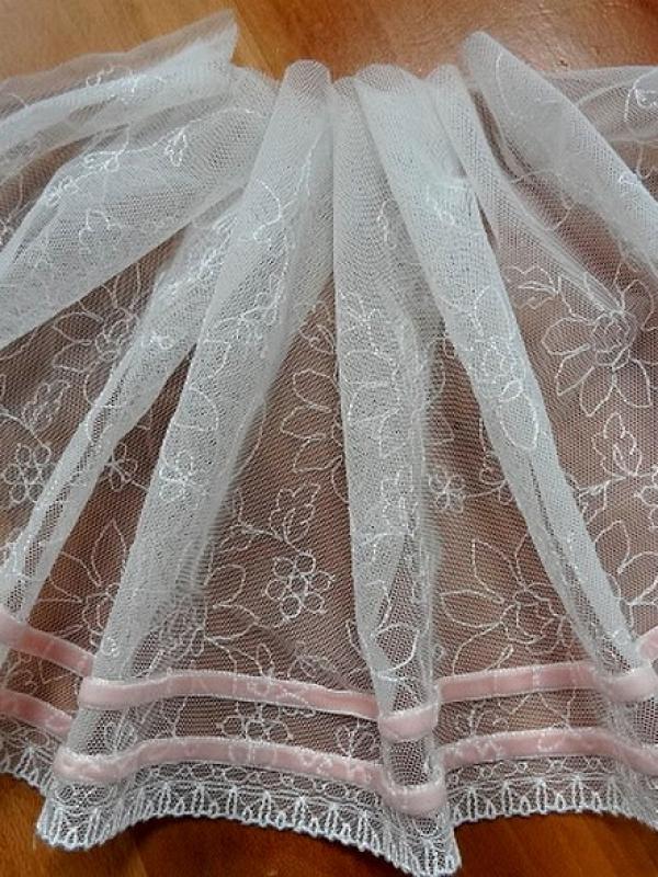 Bordure dentelle fine blanc cassé brodee ruban velours rose dragee 1