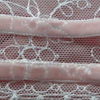 Bordure dentelle fine blanc cassé brodee ruban velours rose dragee 4