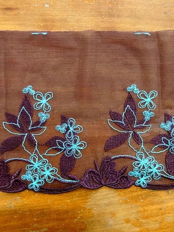 Bordure dentelle prune brodee bleu celeste 1 