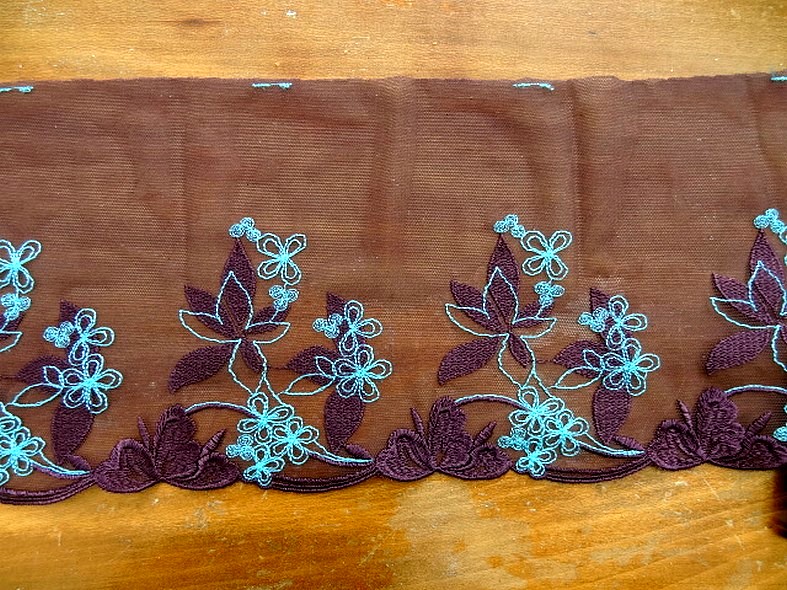 Bordure dentelle prune brodee bleu celeste 1