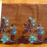 Bordure dentelle prune brodee bleu celeste 2 