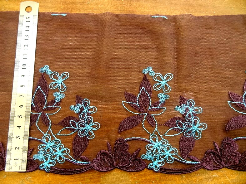 Bordure dentelle prune brodee bleu celeste 2