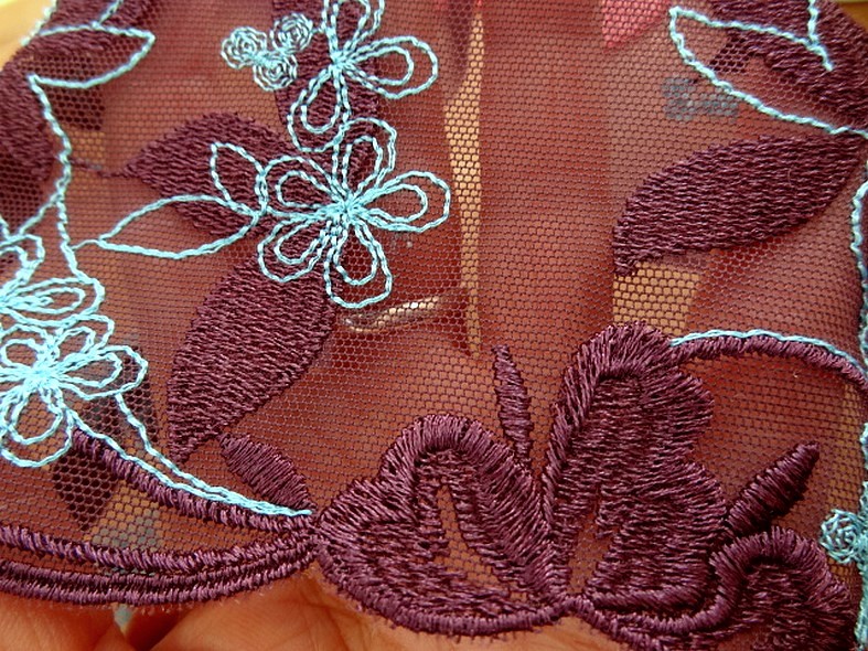 Bordure dentelle prune brodee bleu celeste 3