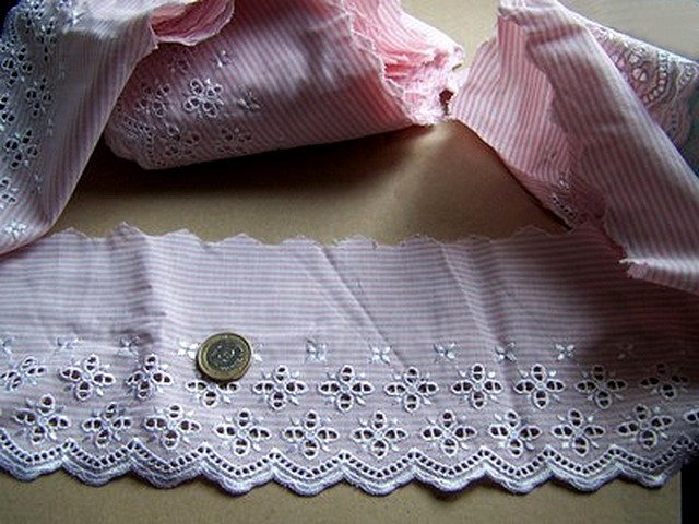 Bordure ingenue coton fines rayures blanc rose broderie anglaise 1