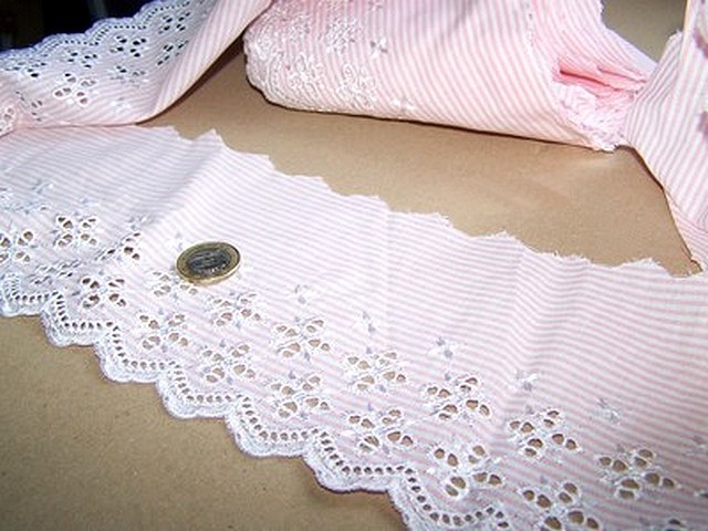 Bordure ingenue coton fines rayures blanc rose broderie anglaise 2