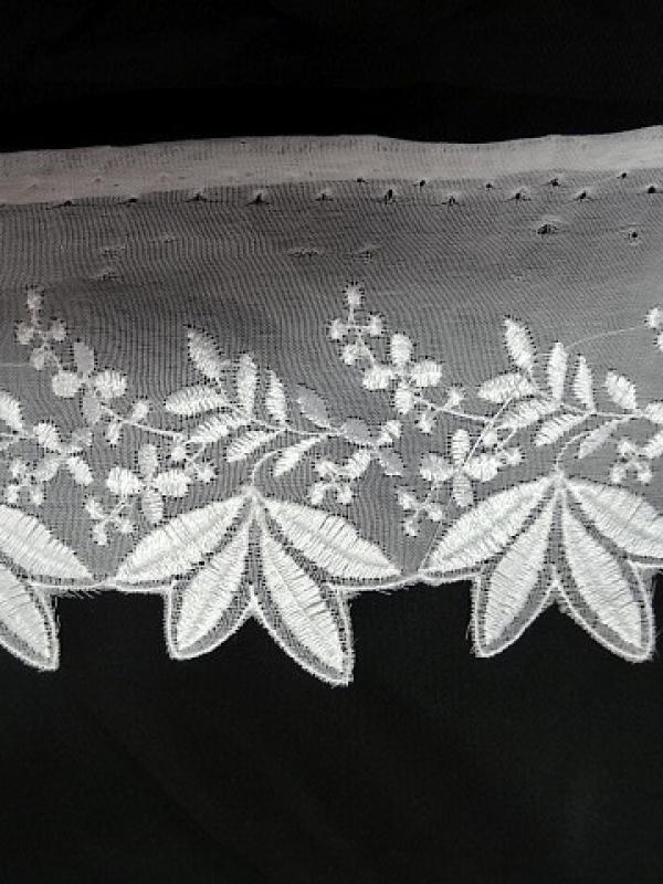 Bordure mousseline brodee 4 feuilles blanche 1 