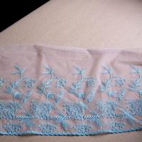 Bordure resille beige brodee fleurs de cigue bleu clair 1 