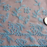 Bordure resille beige brodee fleurs de cigue bleu clair 2 