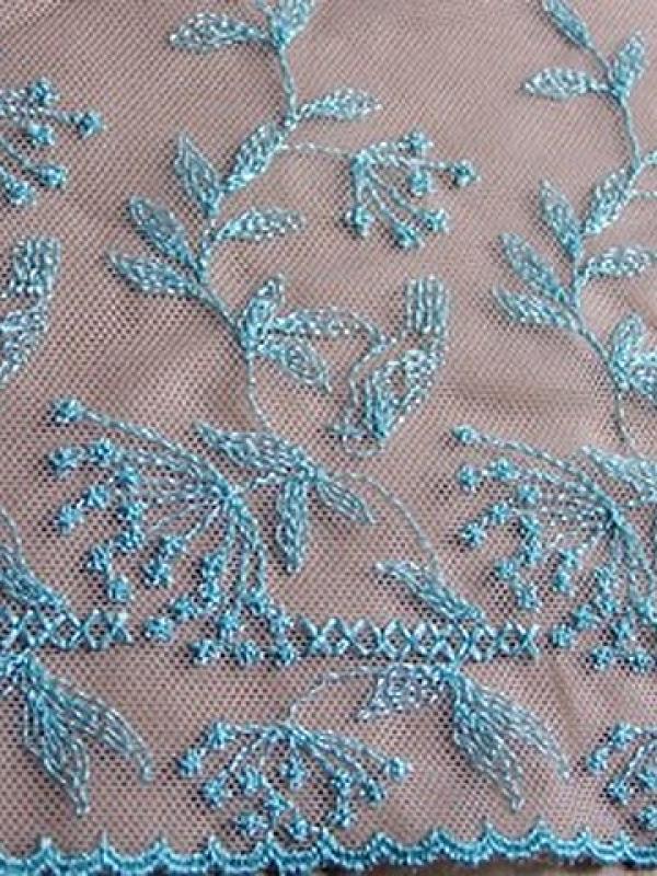 Bordure resille beige brodee fleurs de cigue bleu clair 2 