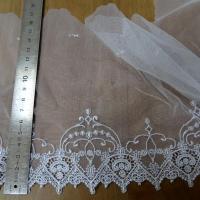 Bordure resille blanche brodee couronnes 1 
