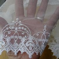 Bordure resille blanche brodee couronnes 2 
