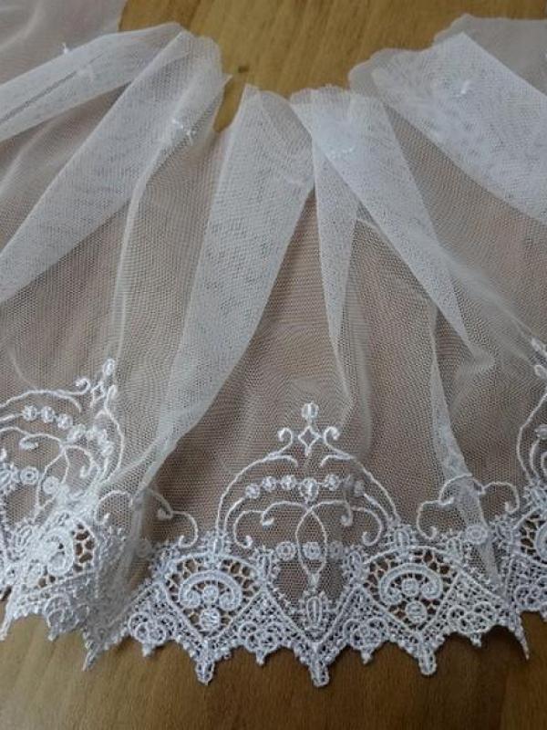Bordure resille blanche brodee couronnes 4 