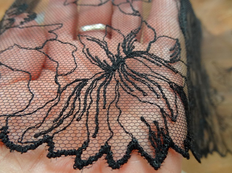 Bordure resille brodee noire petunia 2