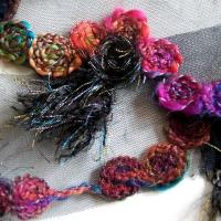 Bordure sofia resille noire et laine feutree coloree 1