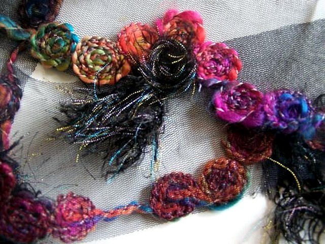 Bordure sofia resille noire et laine feutree coloree 1