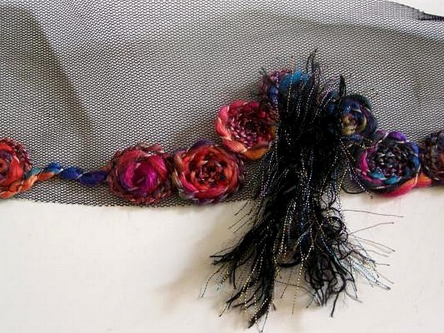 Bordure sofia resille noire et laine feutree coloree 2