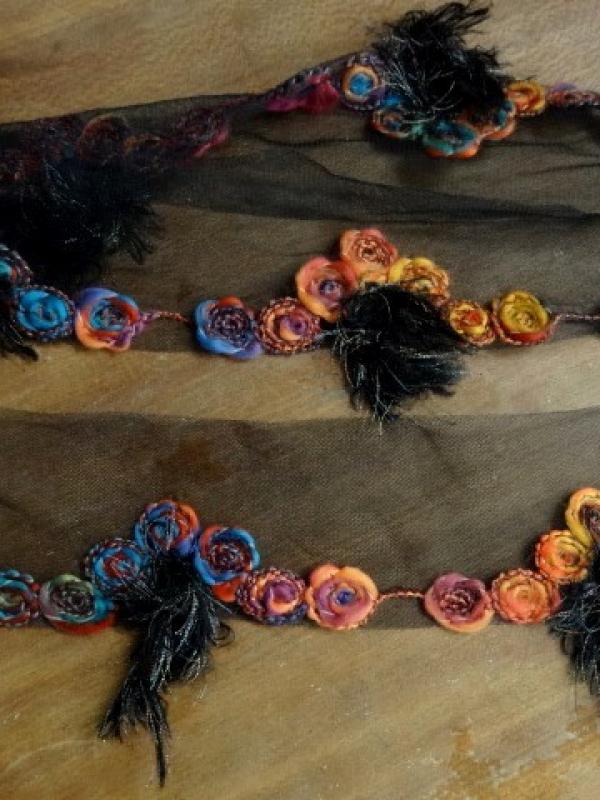 Bordure sofia resille noire et laine feutree coloree 3