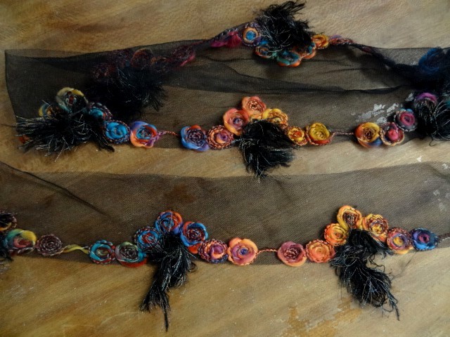 Bordure sofia resille noire et laine feutree coloree 3