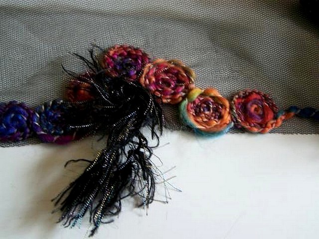 Bordure sofia resille noire et laine feutree coloree 4 