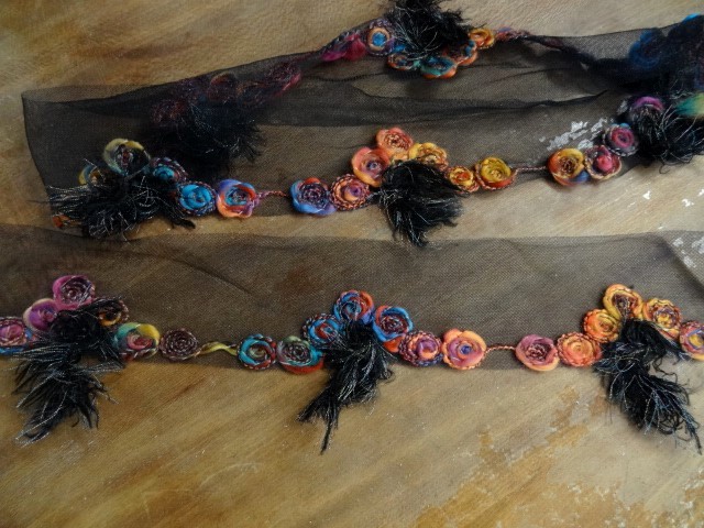 Bordure sofia resille noire et laine feutree coloree 5