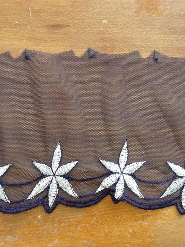 Bordure stella resille dentelle bleu marine brodee blanche 1 