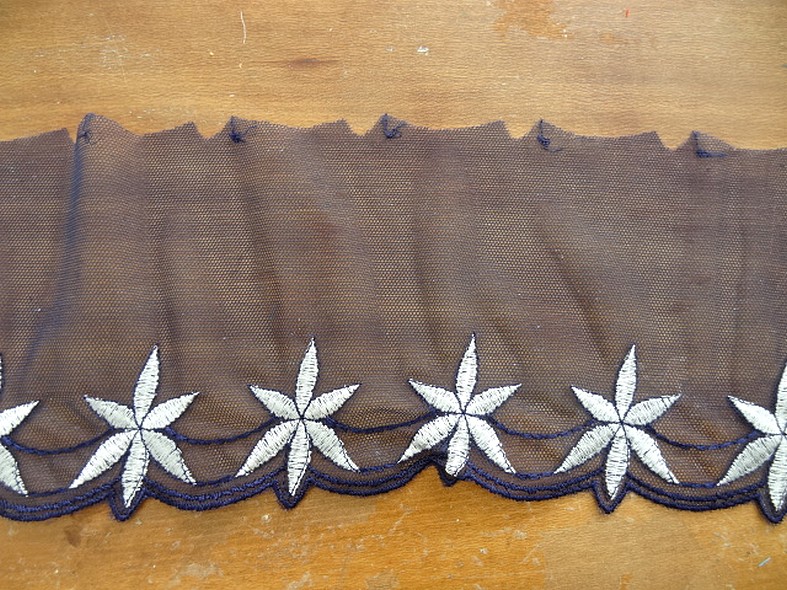 Bordure stella resille dentelle bleu marine brodee blanche 1
