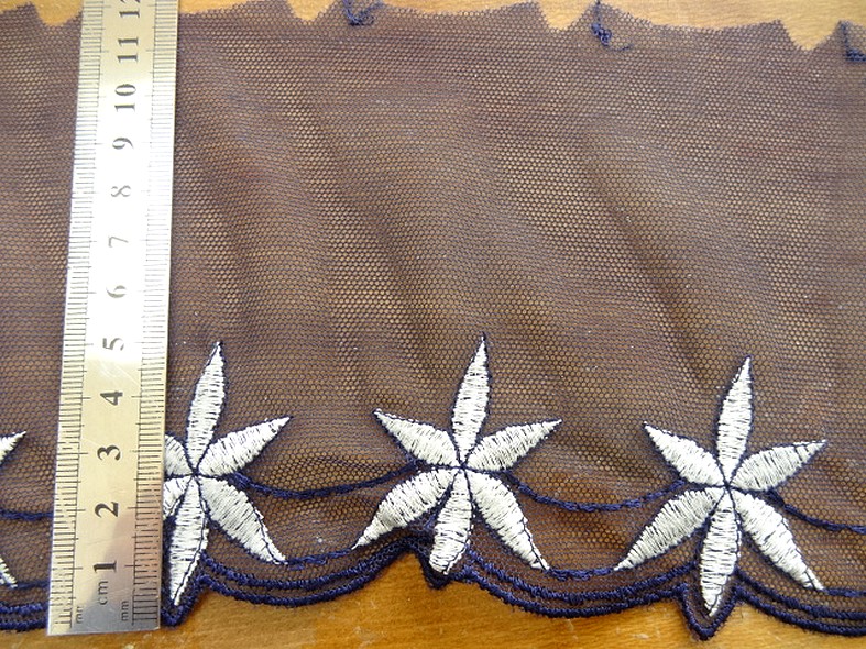 Bordure stella resille dentelle bleu marine brodee blanche 2